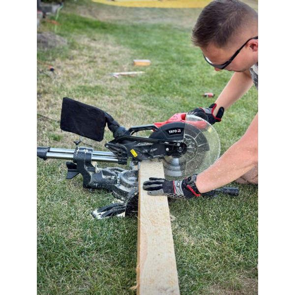 UKOŚNICA 255MM 1800W Z LASEREM DO PRECYZYJNEGO CIĘCIA TWARDEGO DREWNA I LAMINATÓW YT-82173