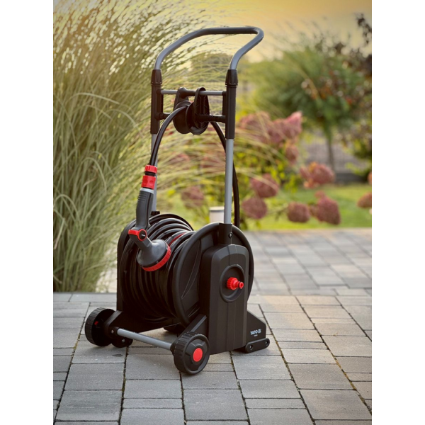 WĄŻ NA WÓZKU 25 M ZWIJANY STOPĄ YT-90120