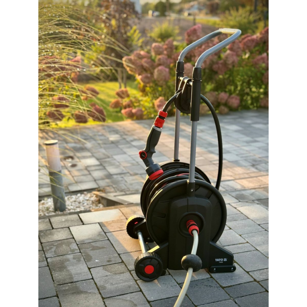 WĄŻ NA WÓZKU 25 M ZWIJANY STOPĄ YT-90120