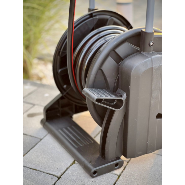 WĄŻ NA WÓZKU 25 M ZWIJANY STOPĄ YT-90120